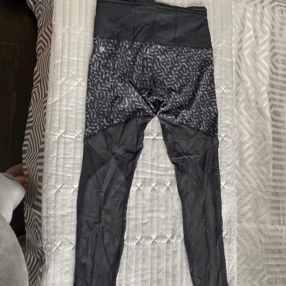 Lululemon Full Length Pants with Sheer Paneling on Side and Back - Size 6 - Picture 2 of 2